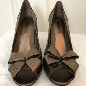 Bandolino peep toe heels